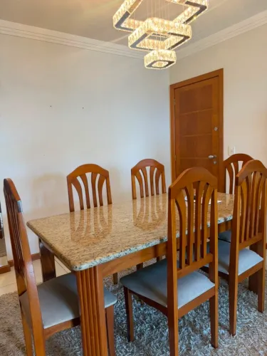 Mesa de granito com 6 cadeiras e buffet