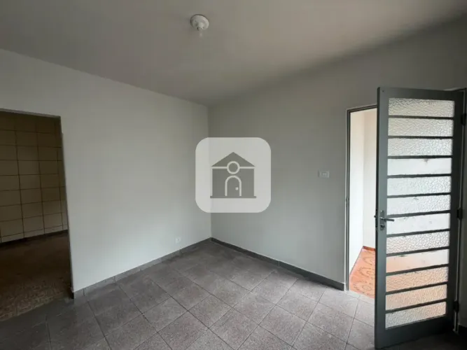 Casa com 50m² para locação no bairro Marta Helena