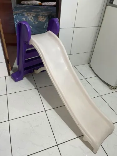 Escorrego infantil bem conservado 