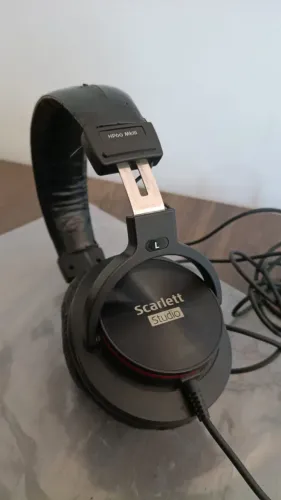 Fone profissional Focusrite Scarlet Studio HP60 MKIII (Aceito troca em pedais de guitarra)