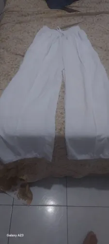 Calça pantalona branca praia