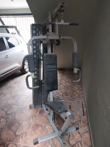 Estaçao de Musculação Multifuncional JETSTREAN  com poucos detalhes que não interfere 