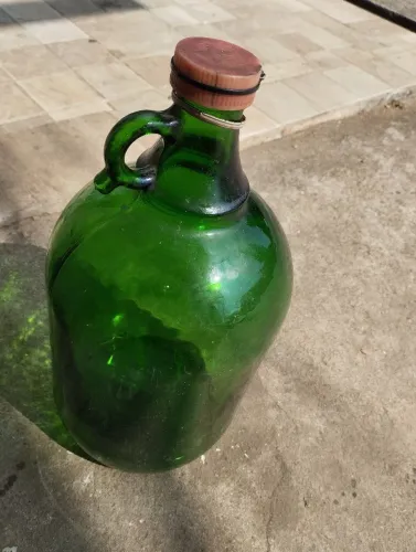Garrafão antigo de vidro verde ?.