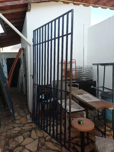 Portão. Altura: 2,45. Comprimento: 1,42.
