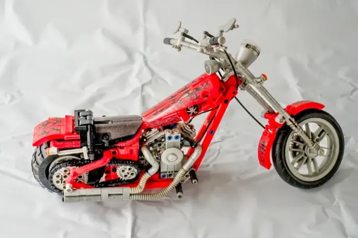 Moto Chopper tipo Technic 378 PCS vermelha com chamas + manual
