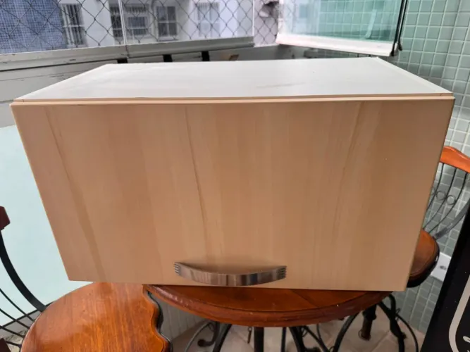 Armário aéreo com porta de pistão