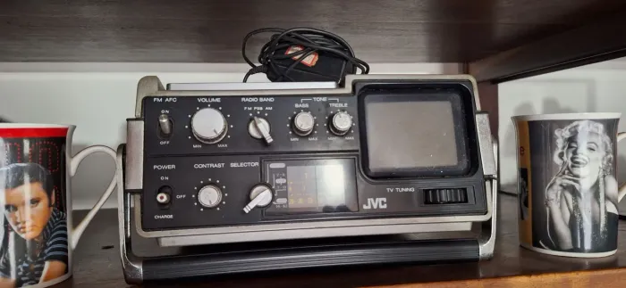 Rádio portátil vintage com televisão JVC