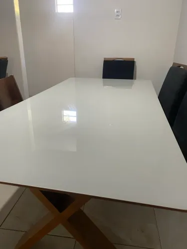 Mesa de madeira com vidro laqueado