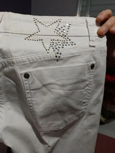 Calça jeans branca com estampa de estrela