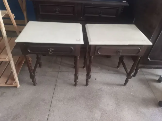 Mesa de cabeceira colonial com tampo em mármore