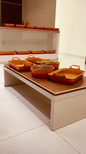 Mesa de cento com banqueta do lado 