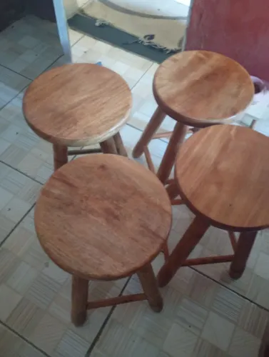Vendo 4 bancos de madeira