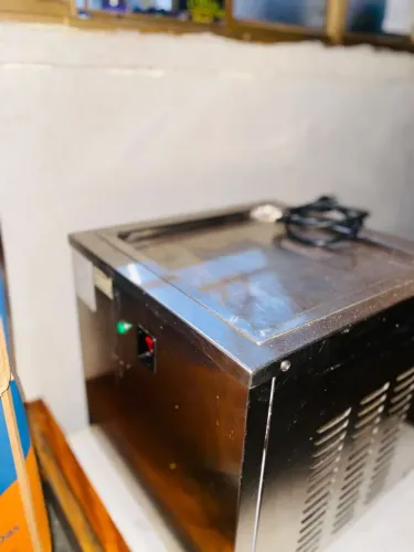 Maquina pequena de sorvete na chapa marca sorvetec 