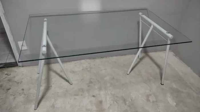 Mesa / Escrivaninha com Tampo de Vidro e Pés Metálicos Brancos