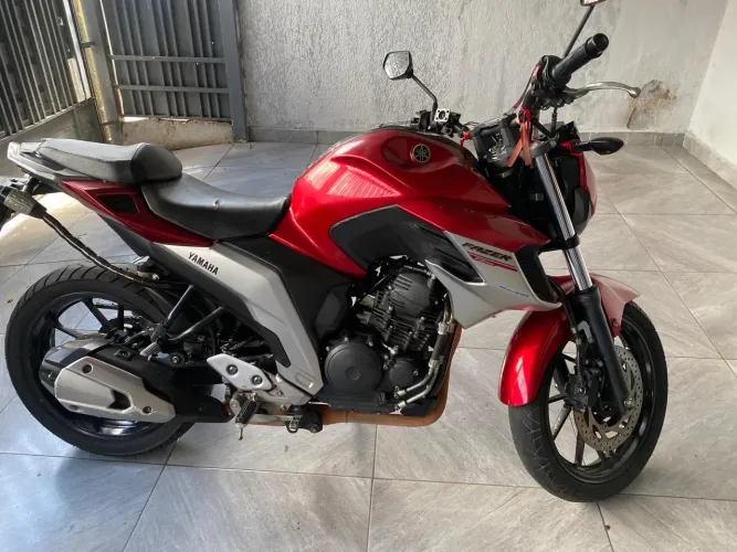 Vendo moto Fazer FZ 25 2019, quitada, moto de garagem, pronta pra rodar, revisões em dia.