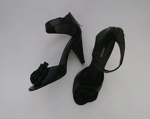 sandália de vinil preto, com uma rosa de cetim, da arezzo.