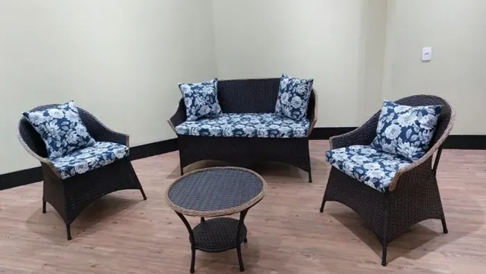 Sofá moderno em fibra sintética