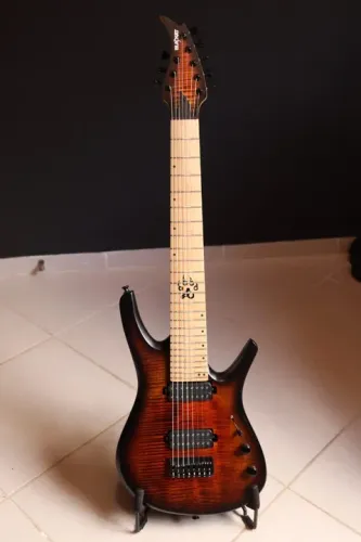 Guitarra de 8 cordas - BlacKat HD8