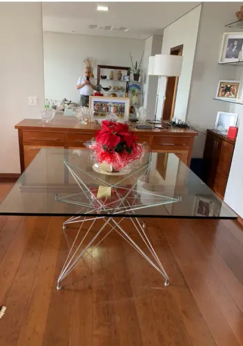 Base de mesa maciça de inox com tampo de vidro