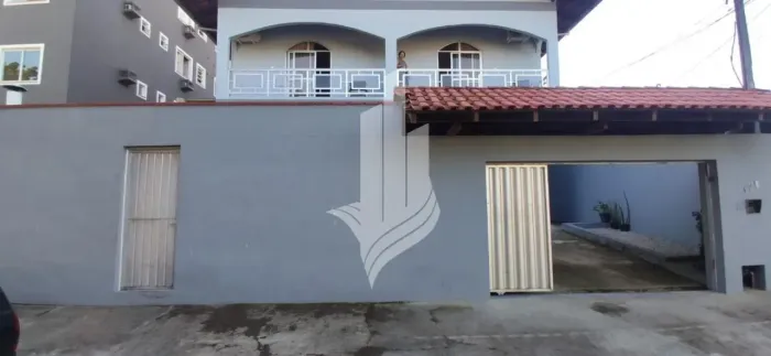 Ótima casa em rua tranquilo, com amplo espaço e 3 kitnets instaladas, possibilidade de mai