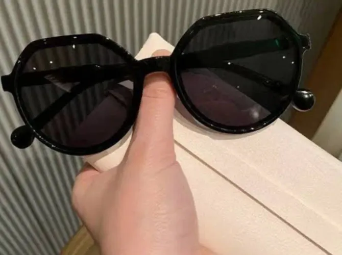 Óculos escuros de sol + brindes