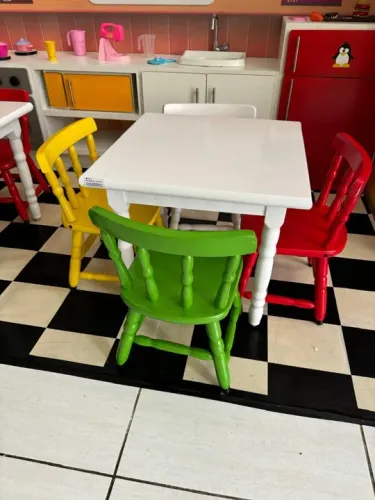 Conjunto mesinha com 4 cadeirinhas coloridas MADEIRA