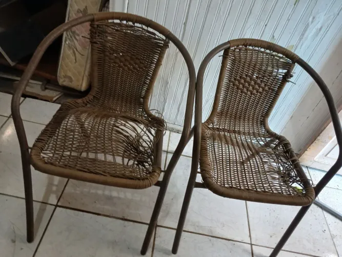 2 cadeira pra restora coloca a palha o ferro está perfeita 