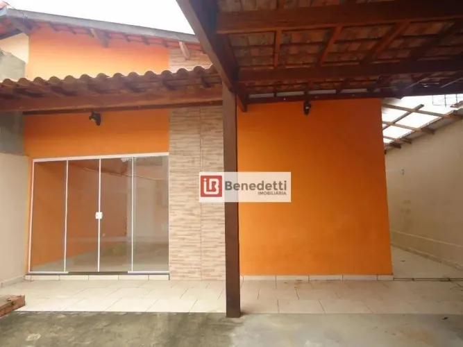 Conjunto Residencial e Comercial, possui 3 kitnets, 1 casa e 1 salão comercial, bem locali