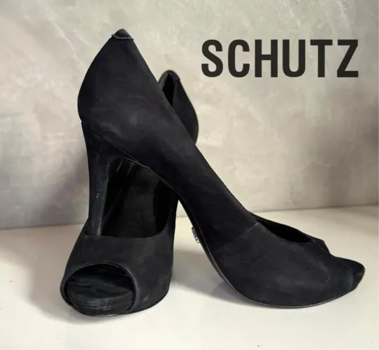 Scarpin Schutz Preto - Elegância e Sofisticação