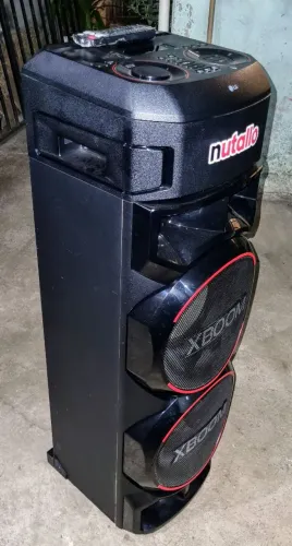 Caixa de som Lg xboom 2000w balança a casa..