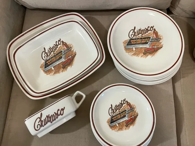 Jogo de pratos para churrasco