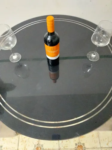 MESA TOP COMPACTA COM VIDRO PRETO COM 2CADEIRAS ACOLCHOADAS. ENTREGA GRÁTIS EM VILA VELHA 