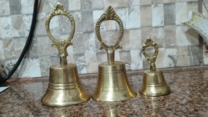 Sinos decorativos de metal dourado
