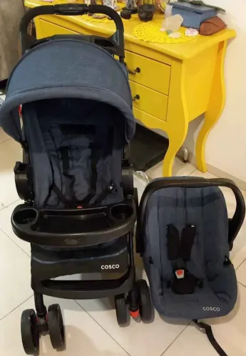 Carrinho de bebê com bebê conforto, Cosco Travel System Moove, até 15 kg.