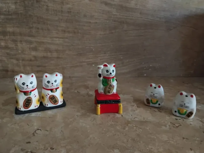 5 miniaturas  de Gatos da Sorte Japoneses 
