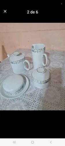 Conjunto de Porcelana com Detalhes Florais