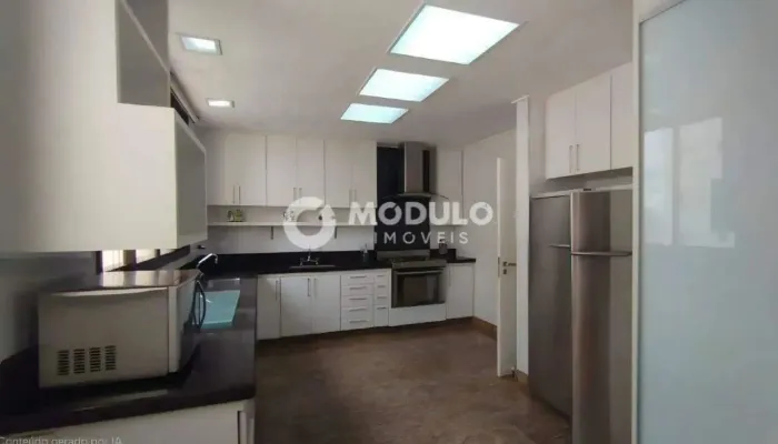 Apartamento mobiliado disponível para locação no Centro.