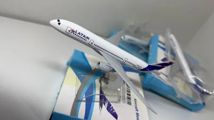 Miniaturas em metal Avião LATAM escala 1/400