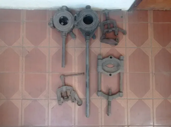 Rosqueadeiras Manuais Antigas e Morsa Para Tubos
