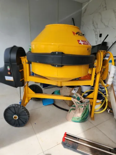 Betoneira Amarela - Ideal para Construção