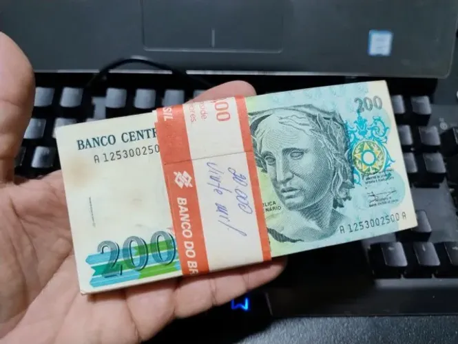 100 cédulas antigas de 200 Cruzeiros (1991)