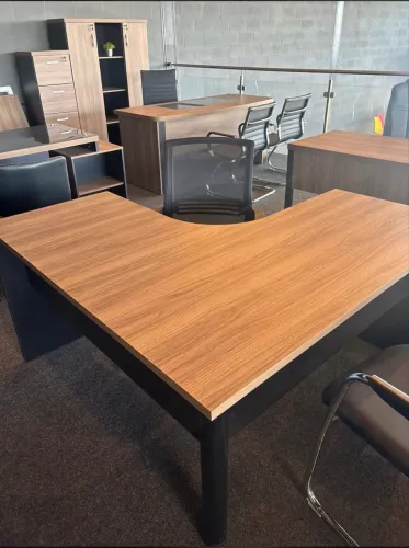 Mesa angular Maranello 140x140 novo 