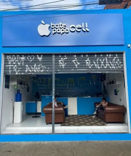 Fachada em ACM com letras luminosas
