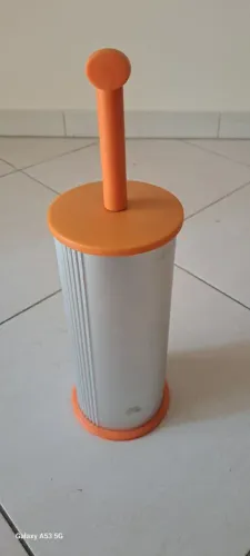 Vassoura sanitária em inox e plástico