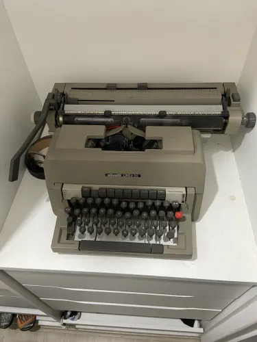 Máquina de Datilografar Olivetti Linea 98