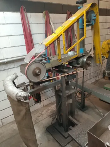 Lixadeira de Cinta Rebel 4CV Profissional Robusta Base de Pé Disjuntores