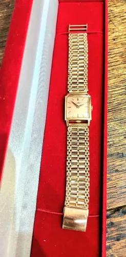 Relogio feminino Universal Geneve em Ouro 18k