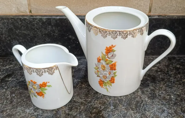 Bule e cremeira de porcelana