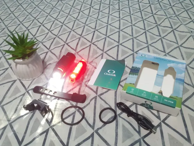 Kit Farol e Lanterna Traseira Onistek para Bicicleta. Lanterna dianteira e traseira