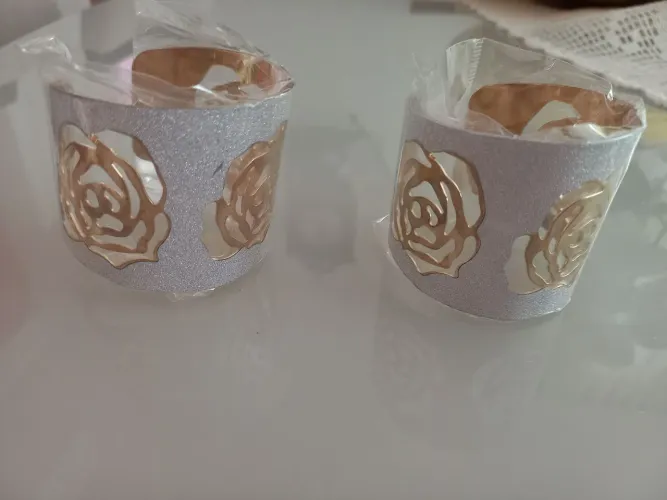 Par de pulseiras com design floral